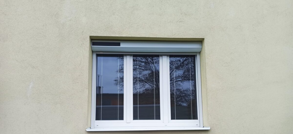 Předokenní roleta na solární pohon